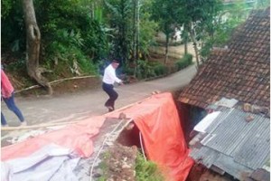 Tebing pembatas jalan di desa Jambar amblas